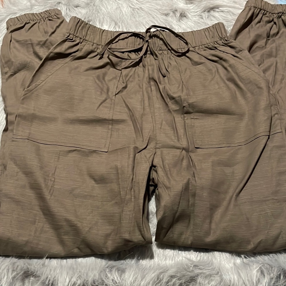Olive green pants, cuffed at the bottom, size: petite small